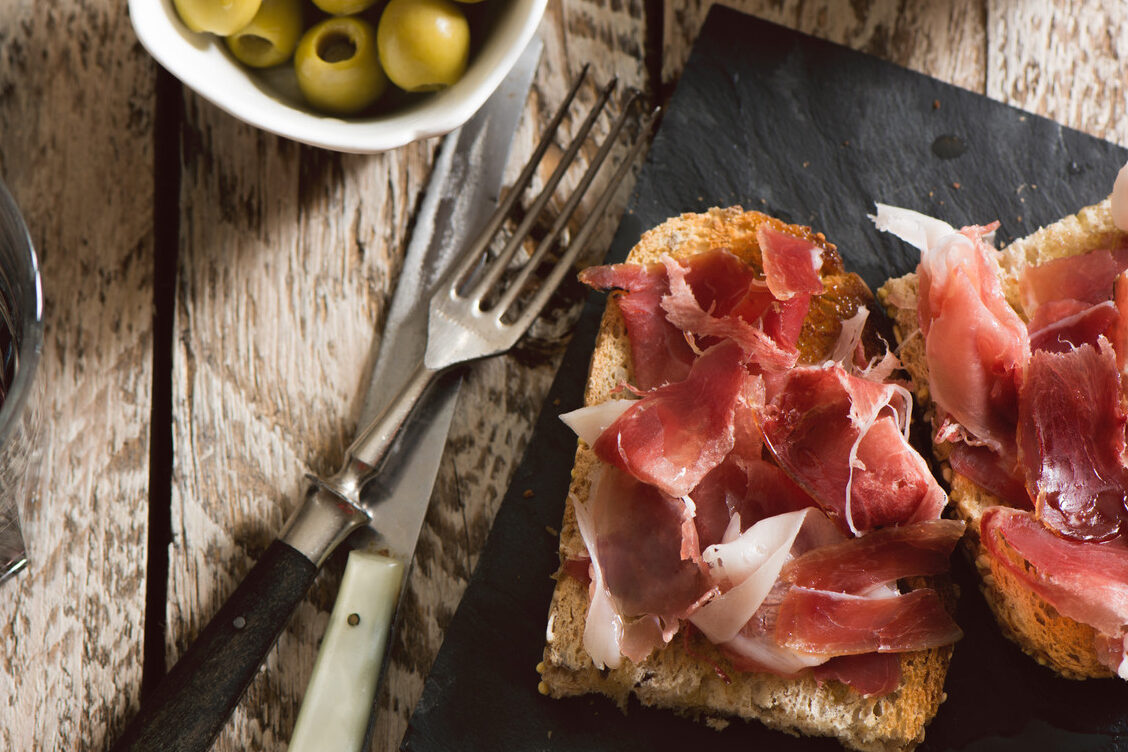 Cenar jamón serrano engorda: ¿mito o realidad? - Todo Engorda